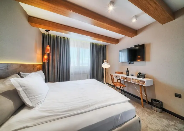 מלון Complex Spring 4*